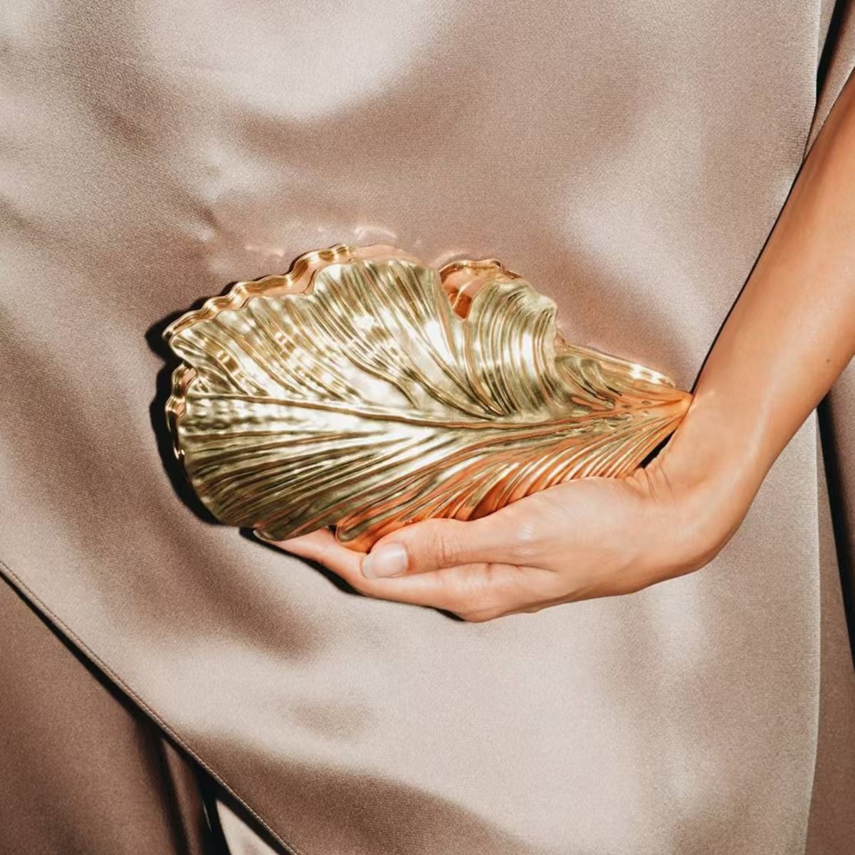 Women'S Young Bags - ラグジュアリーなゴールデンファッションアクリルリーフメタルボックスハンドバッグ、エレガントなディナーパーティー用クラッチクロスボディバッグ、若い女性のカジュアルシーンに最適