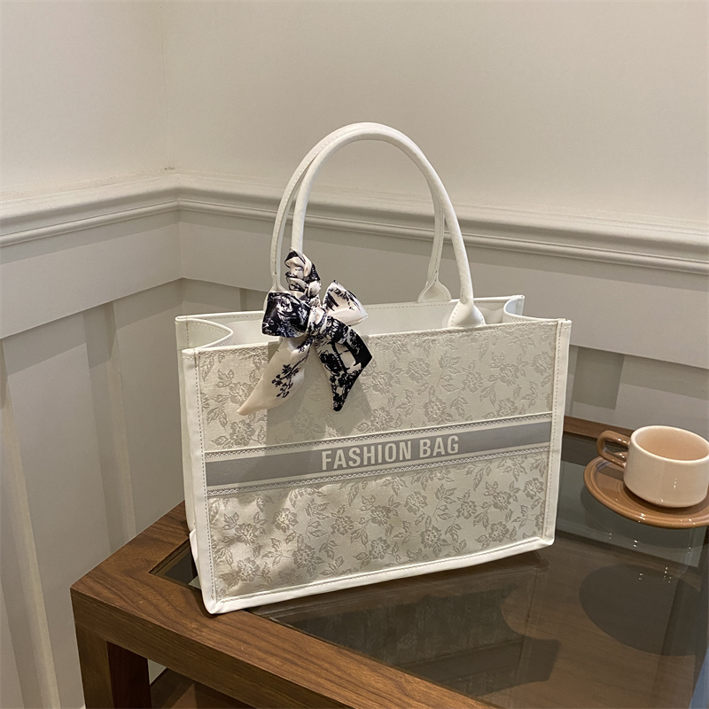 高級感あふれるエレガントな女性用トートバッグ、刺繍ブーケ柄P - Women Bags On Sale のレビューと価格